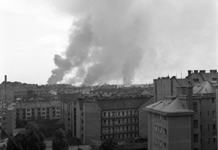 Magyarország, Budapest II., Retek utca 29-31., kilátás a Fillér utca felé. Háttérben a lángoló Angyalföld az ipartelep szőnyegbombázása után., 1944, Lissák Tivadar, háborús kár, bombázás, Budapest, Fortepan #72787