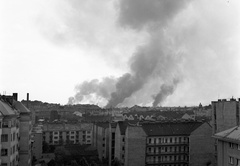 Magyarország, Budapest II., Retek utca 29-31., kilátás a Fillér utca felé. Háttérben a lángoló Angyalföld az ipartelep szőnyegbombázása után., 1944, Lissák Tivadar, háborús kár, bombázás, Budapest, Fortepan #72788