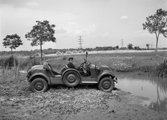 Magyarország, Budapest XVII., Rákos-patak a Határ major környékén. Tempo G 1200 típusú személygépkocsi., 1944, Lissák Tivadar, automobil, pótkerék, Tempo G 1200, Budapest, Fortepan #72804