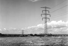 Magyarország, Budapest XVII., Rákoskeresztúr, az 513. utca a Pesti út felé nézve. Háttérben az Egyesült Vegyiművek kéménye., 1944, Lissák Tivadar, távvezeték, Budapest, Fortepan #72810