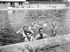 Magyarország, Miskolc,Miskolctapolca, (Görömbölytapolca), Strandfürdő., 1936, Fortepan, strand, medence, fürdőruha, csoportkép, nők, férfiak, fürdőzés, fürdősapka, kabinsor, Fortepan #7282