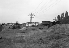 Magyarország, Budapest IX., a Dunaparti teherpályaudvarra vezető vágány az Összekötő vasúti hídtól délre., 1944, Lissák Tivadar, vasút, háborús kár, bombázás, vasúti híd, távvezeték, Budapest, Fortepan #72825