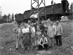 Magyarország, Budapest IX., a Dunaparti teherpályaudvarra vezető vágány az Összekötő vasúti hídtól délre., 1944, Lissák Tivadar, vasút, háborús kár, csoportkép, vagon, Budapest, Fortepan #72826