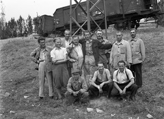 Magyarország, Budapest IX., a Dunaparti teherpályaudvarra vezető vágány az Összekötő vasúti hídtól délre., 1944, Lissák Tivadar, vasút, háborús kár, csoportkép, vagon, Budapest, Fortepan #72827