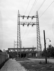 Magyarország, Budapest X., Fertő utca a Vajda Péter (Simor) utcai vasúti felüljáró felé nézve., 1944, Lissák Tivadar, vasúti híd, távvezeték, Budapest, Fortepan #72831