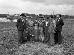 Magyarország, Hatástalanított amerikai DEMO 250LB rombolóbomba (113 kg-os)., 1944, Lissák Tivadar, amerikai gyártmány, csoportkép, bombázás, fegyver, bomba, Fortepan #72837