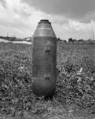 Magyarország, Hatástalanított amerikai DEMO 250LB rombolóbomba (113 kg-os)., 1944, Lissák Tivadar, amerikai gyártmány, bombázás, fegyver, bomba, Fortepan #72838