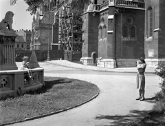 Magyarország, budai Vár, Budapest I., Szentháromság tér. A Szent István szobor talapzata és a Mátyás-templom a Halászbástya felől nézve., 1944, Lissák Tivadar, templom, szobor, fotózás, állvány, Budapest, Fortepan #72839