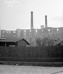 Magyarország, Budapest XIII., a Victoria gőzmalom romjai a Vág utca felől nézve., 1944, Lissák Tivadar, háborús kár, bombázás, rom, kémény, kerítés, gőzmalom, Budapest, Fortepan #72851