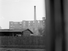 Magyarország, Budapest XIII., a Victoria gőzmalom romjai a Vág utca felől nézve., 1944, Lissák Tivadar, háborús kár, bombázás, rom, kémény, kerítés, gőzmalom, Budapest, Fortepan #72852