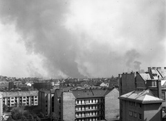 Magyarország, Budapest II., Retek utca 29-31., kilátás a Fillér utca felé. Háttérben a lángoló Angyalföld az ipartelep szőnyegbombázása után., 1944, Lissák Tivadar, háborús kár, bombázás, látkép, Budapest, Fortepan #72853