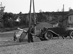 Magyarország, Valkó, Szabadság út, szemben a Széchenyi utca torkolata., 1944, Lissák Tivadar, baleset, útjelző tábla, Fiat-márka, olasz gyártmány, automobil, Fiat 508 Balilla, Nova-Technik Notek lámpa, Fortepan #72857