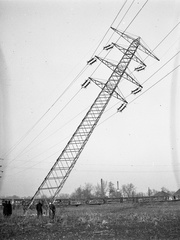 Magyarország, Budapest X., sérült távvezetéki oszlop a mai Basa utca környkén., 1944, Lissák Tivadar, háborús kár, bombázás, távvezeték, Budapest, Fortepan #72916