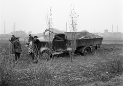 Magyarország, Budapest X., a Ferihegyi repülőtérre vezető út a Lehel utcai felüljáró közelében, háttérben a Gyömrői út környéki gyárak., 1944, Lissák Tivadar, teherautó, Budapest, Mercedes L3000, Fortepan #72920