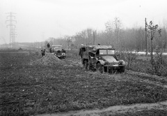 Magyarország, Budapest X., a Ferihegyi repülőtérre vezető út, a távolban a Lehel utcai felüljáró., 1944, Lissák Tivadar, német gyártmány, teherautó, légvezeték, vontató, Krupp-márka, Krupp Protze, távvezeték, Budapest, Fortepan #72921