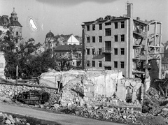 Magyarország, Budapest I., a Hattyú utca lerombolt épületei a Batthyány utca felől nézve. Középen az Apolló mozi romja mögött a Széna tér épületei látszanak., 1945, Lissák Tivadar, háborús kár, járműroncs, rom, épületkár, Budapest, Fortepan #72956