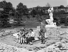 Magyarország, Budapest II., Nagy Lajos (Fenyves) tér, Korsós nő kútszobor (Sóváry János, 1938.)., 1945, Lissák Tivadar, szobor, Budapest, meztelen alak, Fortepan #72961