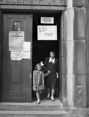 Magyarország, Budapest II., Marczibányi tér 1., Általános Iskola., 1945, Lissák Tivadar, iskola, Budapest, hölgy, felirat, kislány, hirdetmény, masni, kézenfogva, bejárat, Fortepan #72966