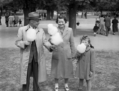 1946, Lissák Tivadar, candy floss, gentleman, lady, girl, Fortepan #72996