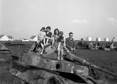 Hungary, Kápolnásnyék, háborús roncsok a 7-es főút mellett, háttérben az olajtelep., 1946, Lissák Tivadar, Gerrman brand, tank, wreck, assault gun, ordnance, gas storage, lady, tableau, girl, Fortepan #73000