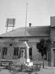 Hungary, Bicske, Szent István út, országzászló az Ipartestület székháza előtt., 1946, Lissák Tivadar, aerial wire, flag pole, national flag, Fortepan #73022