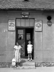 Hungary, Pécs, Felsővámház utca 55. (ekkor 61.)., 1946, Lissák Tivadar, restaurant, sign-board, store display, girl, lady, house number sign, Fortepan #73030