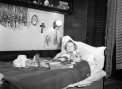 1946, Lissák Tivadar, toy, kid, crucifix, girl, bed, Fortepan #73039