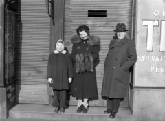 1946, Lissák Tivadar, dairy, shutter, hands in pockets, double-breasted coat, gentleman, lady, girl, Fortepan #73040