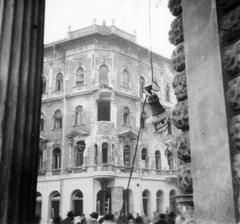 Magyarország, Budapest VIII., Rákóczi út - Akácfa utca sarok a Nemzeti Színháztól nézve., 1956, Fortepan, lámpa, forradalom, épület, épületkár, Budapest, Fortepan #7305