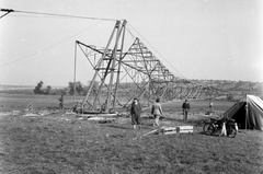 Magyarország, Lőrinci, a felvétel a város déli határánál készült., 1948, Lissák Tivadar, motorkerékpár, férfiak, mező, sátor, látkép, munka, domb, távvezeték, Fortepan #73055