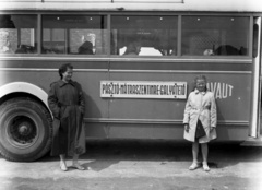 Magyarország, Pásztó, Renault 215 D típusú autóbusz a vasútállomás előtt., 1947, Lissák Tivadar, autóbusz, Renault-márka, francia gyártmány, MÁVAUT-szervezet, utazás, lány, nő, kettős portré, gyerek, Renault 215 D, viszonylattábla, zsebredugott kéz, Fortepan #73064