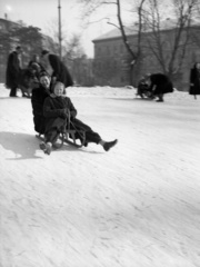 Magyarország, Városmajor, Budapest XII., háttérben a Szilágyi Erzsébet (Malinovszkij) fasor - Szamos utca sarok., 1948, Lissák Tivadar, tél, hó, szánkó, Budapest, Fortepan #73078