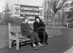 Magyarország, Budapest XII., park a János Kórház előtt, háttérben a Szilágyi Erzsébet (Malinovszkij) fasor., 1948, Lissák Tivadar, pad, bunda, muff, Budapest, Fortepan #73080