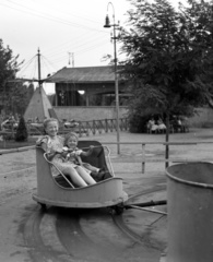 Magyarország, Városliget,Vidámpark, Budapest XIV., Kis vidámpark, Kis Kanyargó., 1948, Lissák Tivadar, körhinta, játék, vidámpark, Budapest, Fortepan #73085