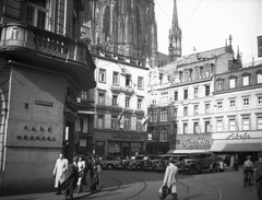 Németország, Köln, Wallrafplatz, háttérben a Dóm tornya., 1934, Lissák Tivadar, német gyártmány, BMW-márka, automobil, BMW 326, gyalogátkelő, Fortepan #73103