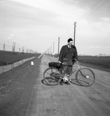 Hungary, főút Szolnok és Szajol között, balra a Tisza gátja., 1935, Lissák Tivadar, bicycle, pipe, Fortepan #73118