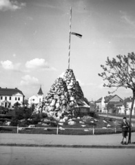 Hungary, Szolnok, Eötvös tér, Országzászló. Háttérben a Szent József Jézus Szíve Szegényházi templom., 1935, Lissák Tivadar, map, flag, monument, boy, Fortepan #73122