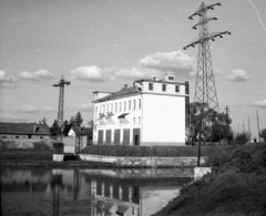 Hungary, Szolnok, a Salgótarján-Szolnok távvezeték transzformátorháza., 1935, Lissák Tivadar, water surface, electricity, transformer, Fortepan #73125