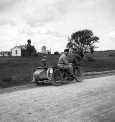 Magyarország, Dombóvár, a háttérben Dombó várának romjai., 1936, Lissák Tivadar, motorkerékpár, magyar gyártmány, oldalkocsis motorkerékpár, várrom, Méray-márka, Fortepan #73135