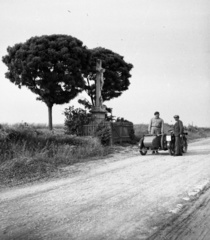 Magyarország, Csikóstőttős, kőkereszt a község határában, a Mágocs felé vezető út mentén., 1936, Lissák Tivadar, motorkerékpár, magyar gyártmány, oldalkocsis motorkerékpár, Méray-márka, országút, kereszt_jelkép, feszület, Fortepan #73137