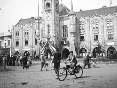 Ukrajna,Kárpátalja, Munkács, Duhnovics (ekkor Horthy Miklós) tér, Városháza., 1939, Fortepan, kerékpár, zászló, kockakő, középület, Art Nouveau, Bobula János, ifj.-terv, Fortepan #7314