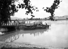 Magyarország,Szentendrei-sziget, a Duna túlpartján a Görgey Artúr laktanya Szentendrén., 1937, Lissák Tivadar, komp, utász, Fortepan #73174