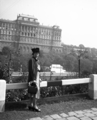 Magyarország, Budapest I., Gellérthegy utca, háttérben a Dózsa György (Palota) tér és a Királyi Palota (később Budavári Palota)., 1939, Lissák Tivadar, portré, kalap, kesztyű, retikül, hölgy, kabát, Budapest, Fortepan #73222