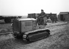 Magyarország, Budapest XI., Budafoki út és a Vízpart (Andor) utca határolta ipartelep. Lánctalpas traktor a honvédségi raktár iparvágányánál., 1939, Lissák Tivadar, vasút, traktor, lánctalp, Linke-Hoffmann-Werke-márka, Budapest, Fortepan #73229