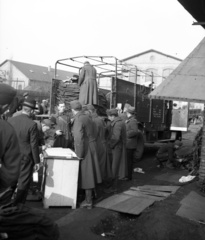 Magyarország, Budapest XI., Budafoki út és a Vízpart (Andor) utca határolta ipartelep, honvédségi raktár., 1939, Lissák Tivadar, katona, bevonulás, Budapest, Fortepan #73238