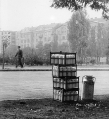 Magyarország, Budapest XI., Kosztolányi Dezső tér, háttérben a Bartók Béla úti házak., 1962, Fortepan, kereskedelem, tejipar, tejesüveg, tejeskanna, Budapest, Fortepan #7324