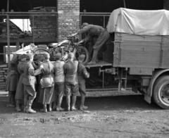 Magyarország, Budapest XI., Budafoki út és a Vízpart (Andor) utca határolta ipartelep. Oldalkocsis motorkerékpár és Mercedes teherautó a honvédség raktára előtt., 1939, Lissák Tivadar, motorkerékpár, teherautó, oldalkocsis motorkerékpár, katona, Budapest, rakodás, Fortepan #73247