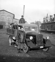 Magyarország, Budapest XI., Budafoki út és a Vízpart (Andor) utca határolta ipartelep. Mercedes teherautó a honvédség raktára előtt., 1939, Lissák Tivadar, német gyártmány, Dreher-márka, teherautó, Mercedes-márka, sör, Mercedes L3000, Budapest, Fortepan #73248