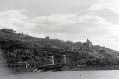 Magyarország, Budapest, a lerombolt Erzsébet híd budai hídfője és a Gellért-hegy a pesti alsó rakpartról nézve., 1945, Fortepan, háborús kár, hídroncs, eklektikus építészet, függőhíd, Duna-híd, Szent Gellért-ábrázolás, Kherndl Antal-terv, Czekelius Aurél-terv, Fortepan #73301