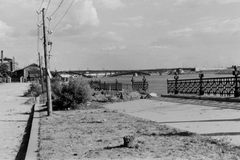 Magyarország, Budapest IX., Fővám tér, balra a Közraktárak és az Elevátor-ház. Szemben a lerombolt Petőfi (Horthy Miklós) híd pilléreire épített cölöphíd., 1945, Fortepan, háborús kár, hídroncs, raktár, Budapest, Duna-híd, gabonatároló, Christian Ulrich-terv, Álgyay Hubert Pál-terv, Fortepan #73302